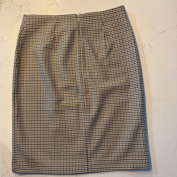 Classic Houndstooth Pencil Skirt - Picture 3 of 4